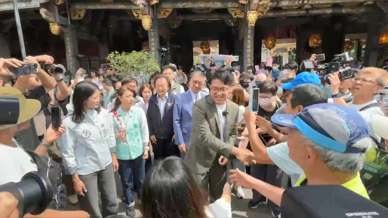 沈伯洋首場陸戰行程人氣旺 徐國勇、王世堅親陪拜廟