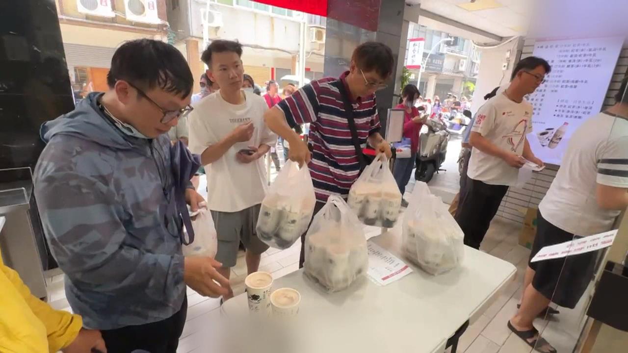 歡慶43週年! 高雄知名奶茶買1送1 民眾頂豔陽排隊搶購「買好買滿」