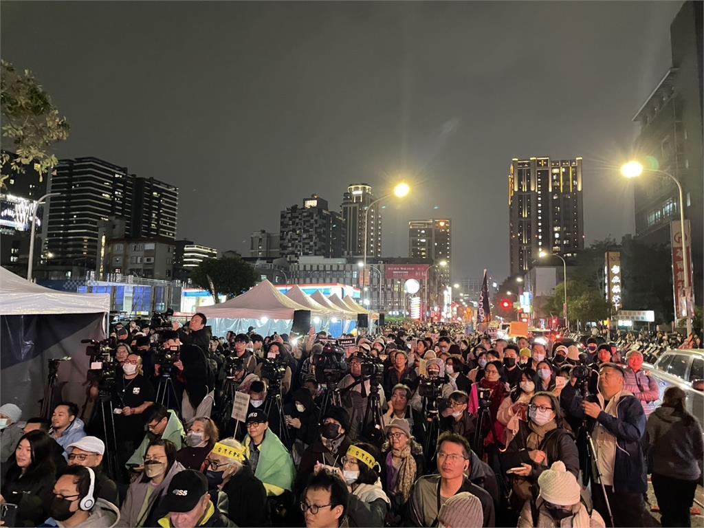 快新聞／6000青鳥晚間集結包圍國民黨　批判藍白「民主倒退」