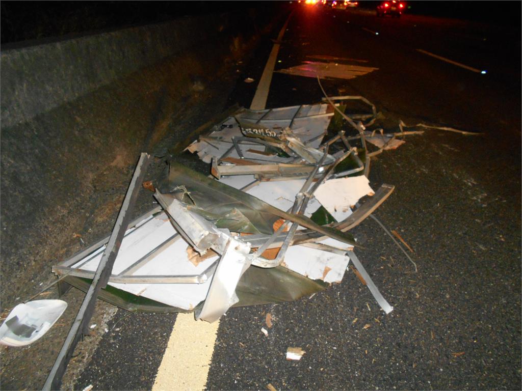 【有片】扯！國1桃園段鐵架掉路中　8車慘撞「安全氣囊爆開」