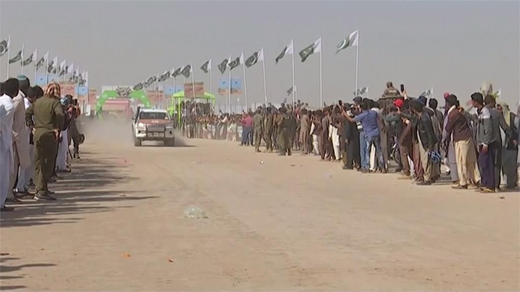 沙漠吉普車拉力賽 巴基斯坦湧50萬人觀戰