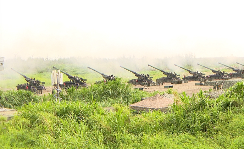 十軍團年度重砲保養射擊！　大甲溪南岸火砲射擊場面震撼