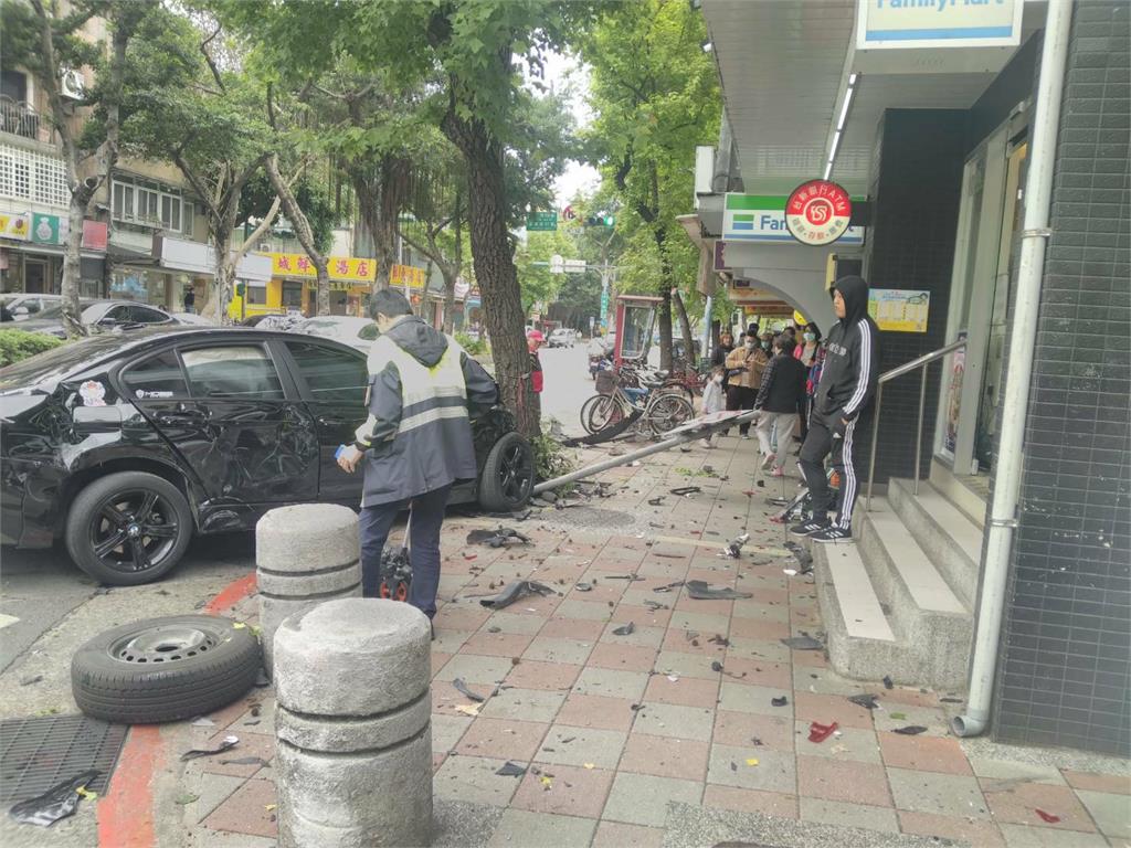 快新聞／北市民生社區BMW衝撞救護車 患者等4人送醫