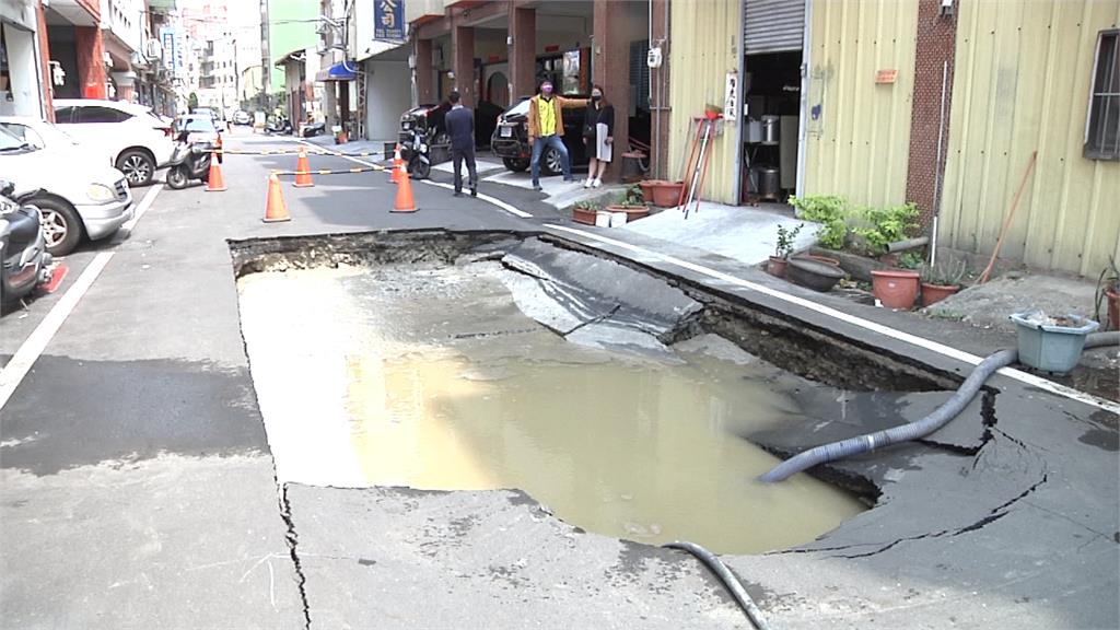 馬路變湧泉！　彰化突現大天坑可「吞下」轎車
