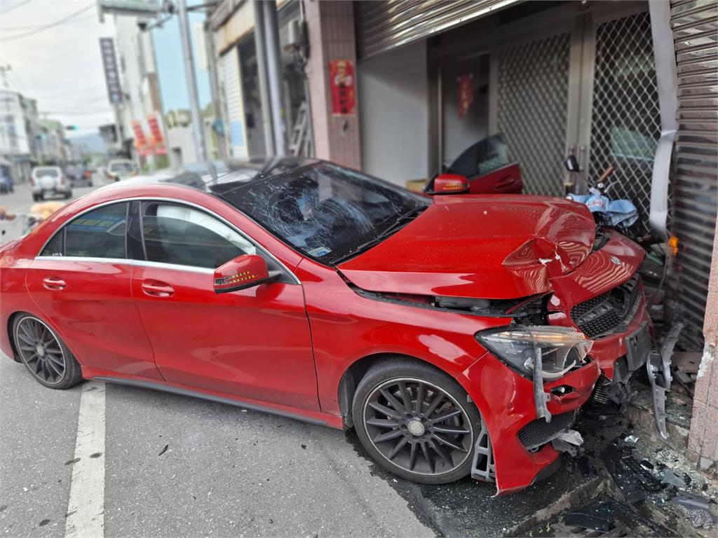 快新聞／討債談判破裂！花蓮賓士車主「失控衝撞民宅」5傷　車頭嚴重受損