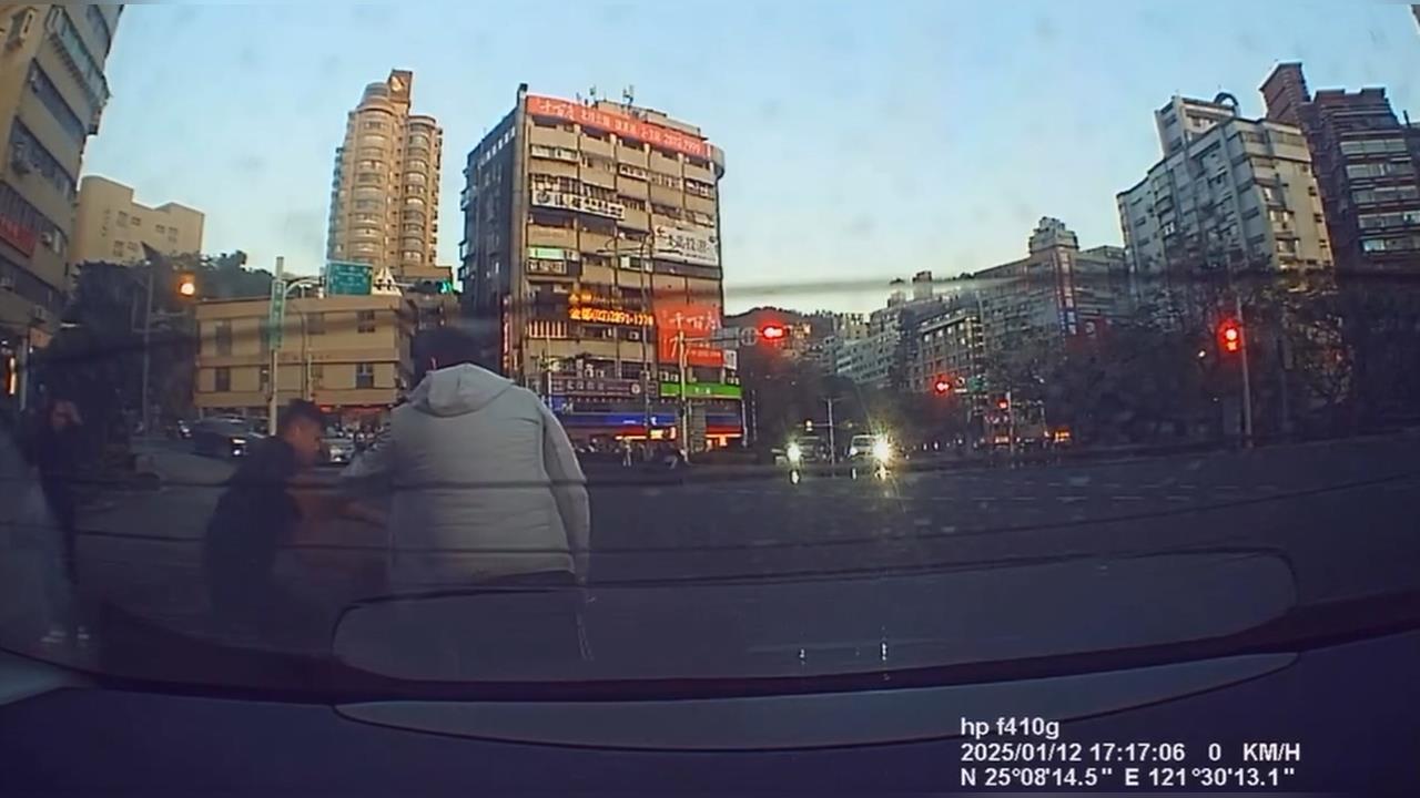 駕駛下車阻擋「瑞士刀攻擊」踹對方　遭起訴傷害罪！男控不合理