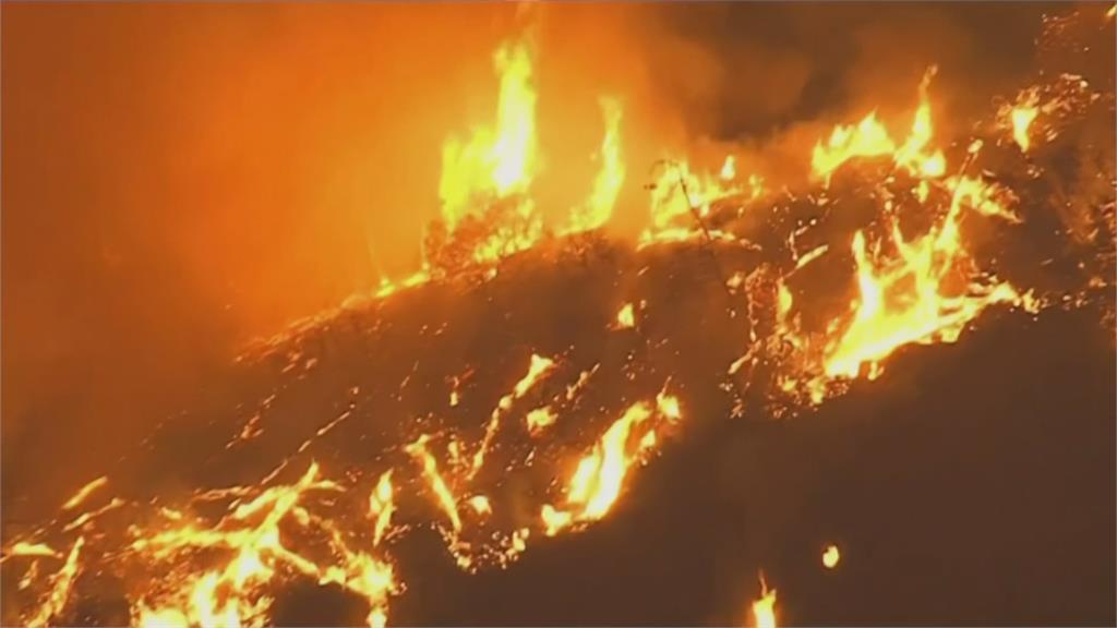 加州野火續燒　直升機救援受困客