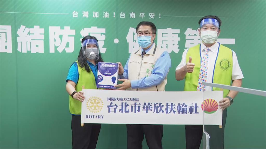助餐飲業抗疫！　民間社團贈台南600副防護面罩