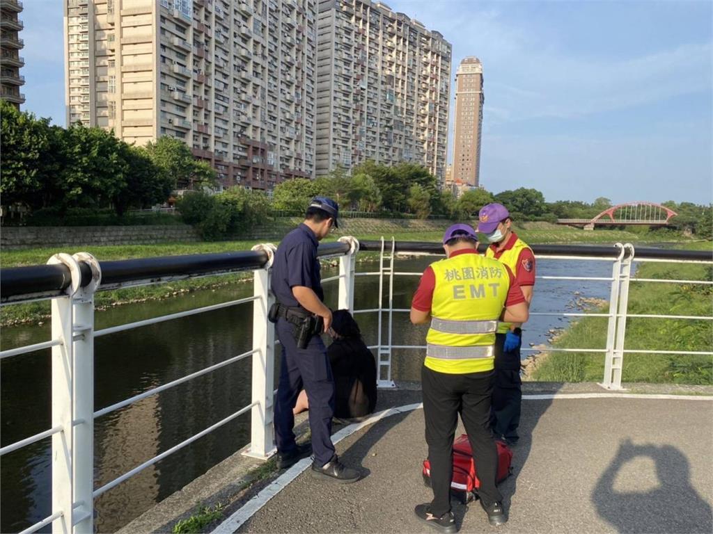 女子酒醉危坐欄杆邊　警消及時苦勸化解危機