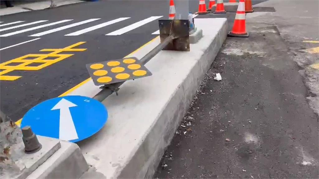 三寶過濾器？　彰化行人庇護島一早連3撞　警示牌整根慘遭撞斷