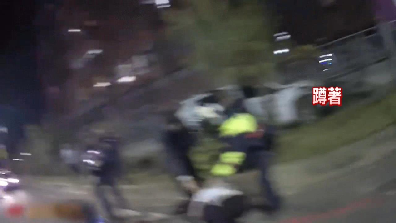 40萬債務談判釀擦撞　嫌犯自撞路樹被起獲瓦斯槍和毒品