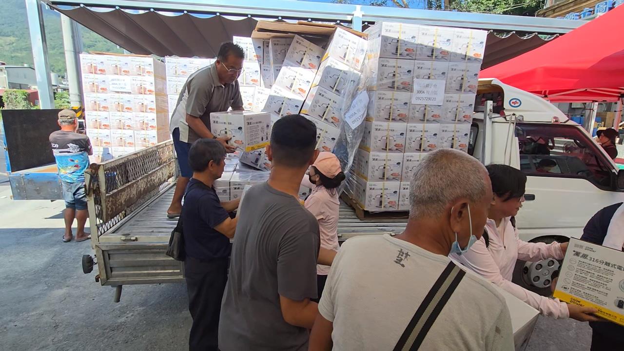 花蓮縣府首波家電發放 災民怕領無一早來排隊