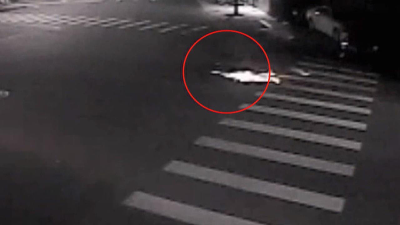 車行老闆橫越馬路遭撞飛亡 身分竟是台版"豆豆先生"