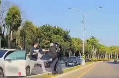 為超車當街大打出手！2男下場尷尬了