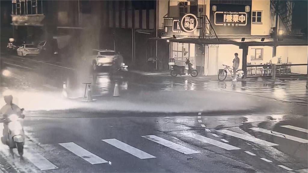 花蓮市馬路出現噴泉網笑「洗車囉」　台水曝原因