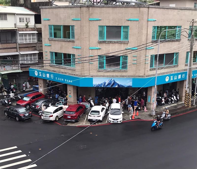 銀行前搶領普發1萬？高雄楠梓驚見「超狂人潮擠爆」真相曝光網全笑了