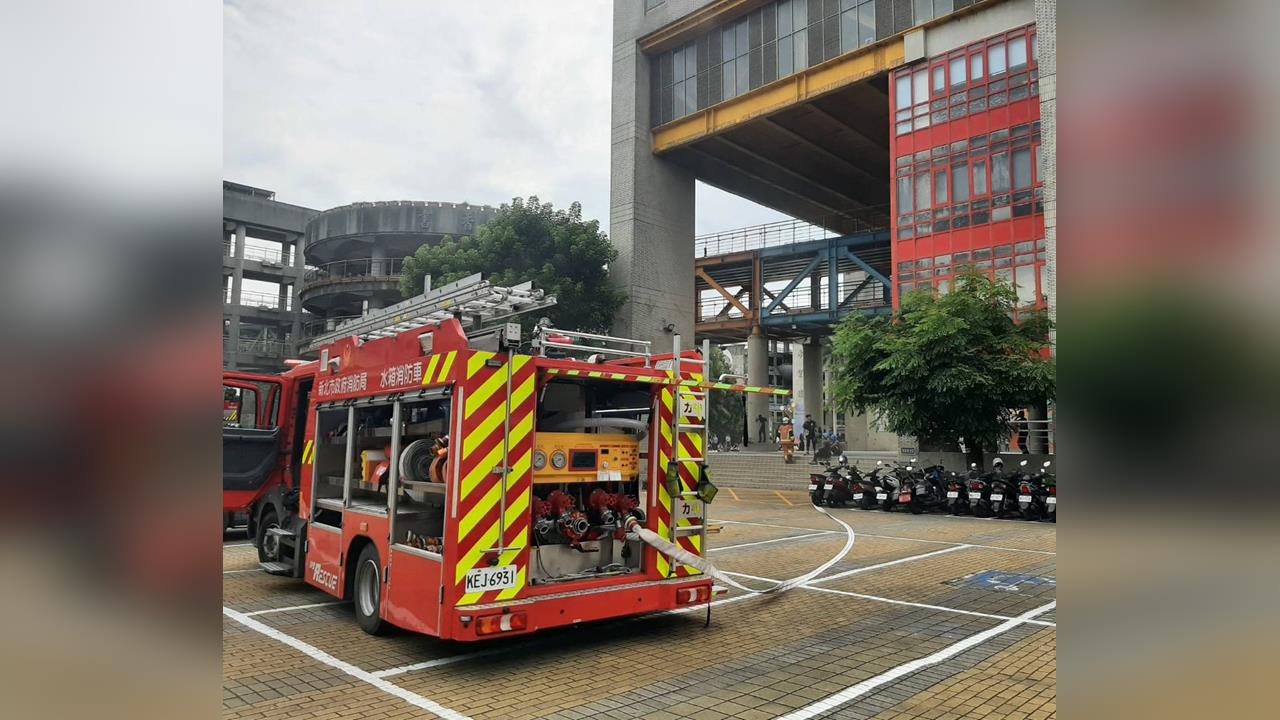 快新聞/板橋大觀國中禮堂失火!辦公室雜物突冒火 消防18車36人急灌救