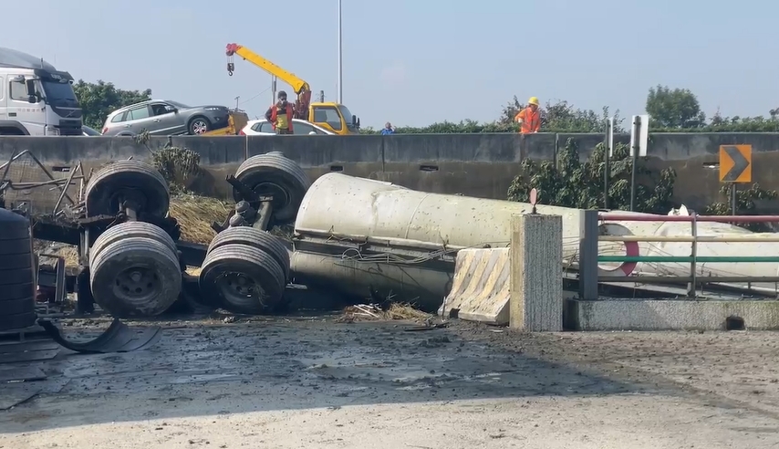 快新聞／國1化學槽車翻落邊坡　司機失去呼吸心跳送醫急救
