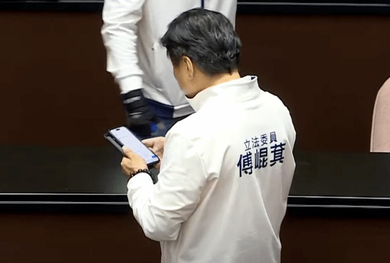 影／國民黨霸佔主席台…傅崐萁「躲角落疑傳微信」！網傻：急著跟中國報告？