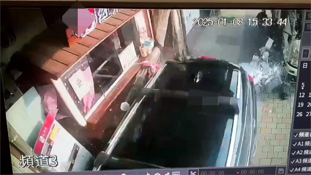 屏東自小客撞牛奶車波及四民宅　疑撞斷水龍頭　牛奶.水花四散