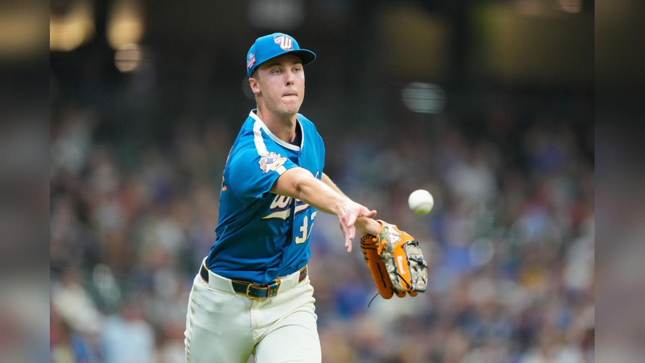 MLB(影)／和少棒聯盟小球員比桌球！釀酒人火球投手竟感覺「壓力山大」