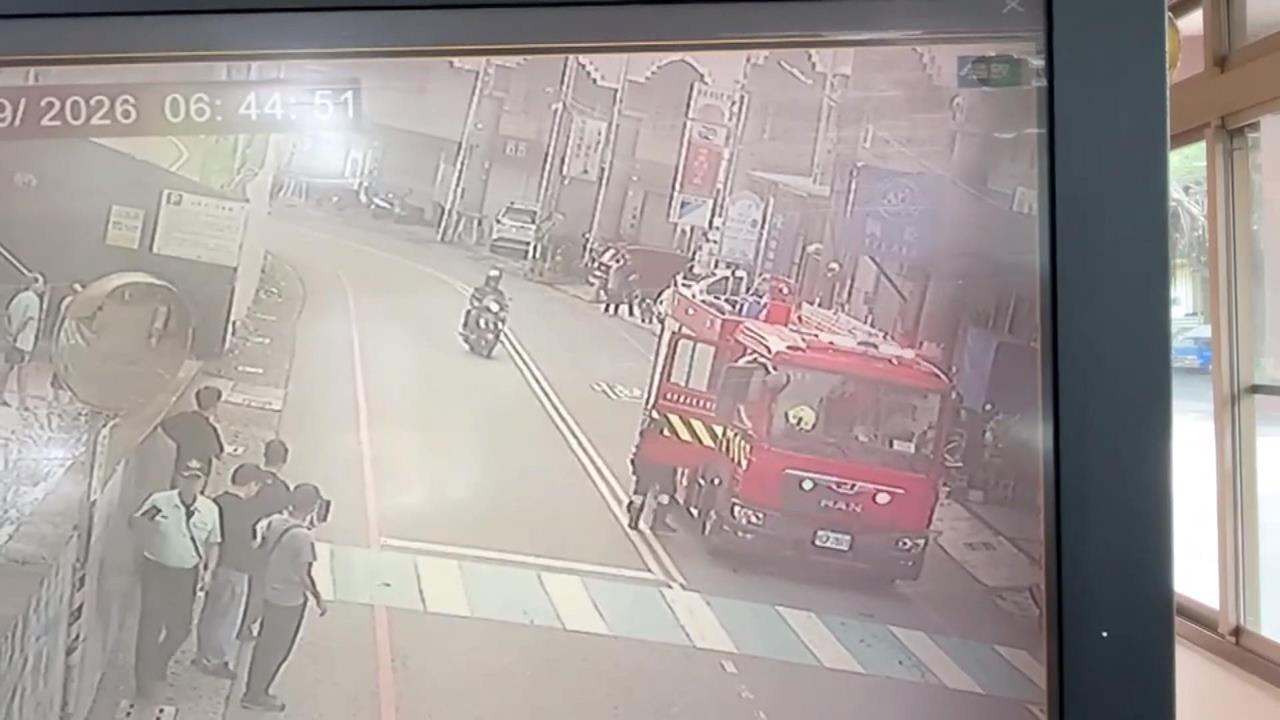 高雄大寮民宅火警！　「兇手」誤觸電桿避雷器引發火花