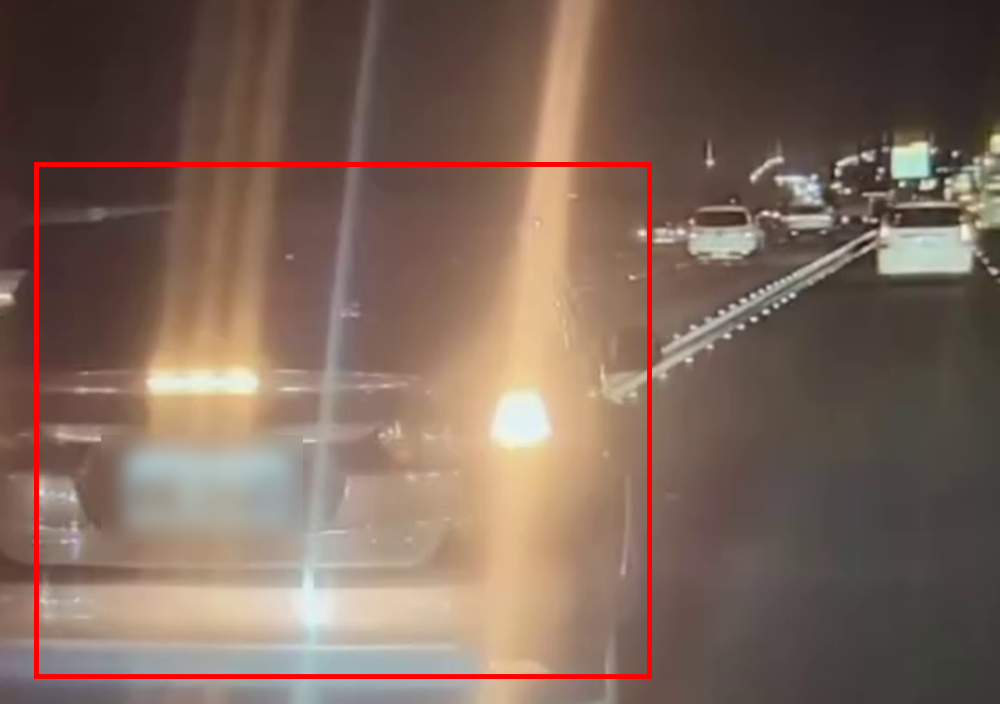 【有片】扯!國1五楊高架小客車「卡在路中」硬切車道 最高可罰3萬6