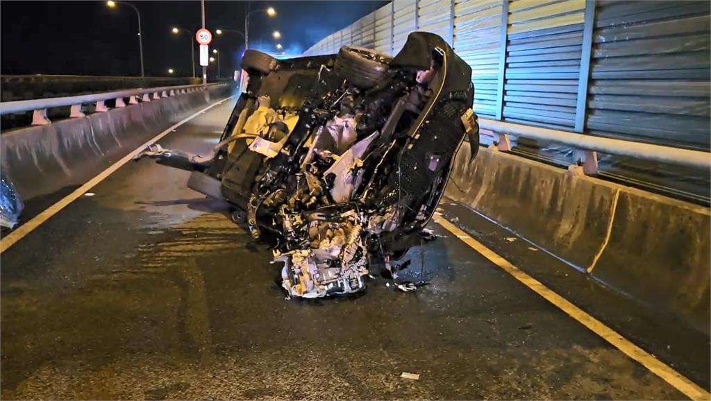 快新聞／台65接國3引道凌晨車禍　小客車自撞分隔島「駕駛一度受困車內」