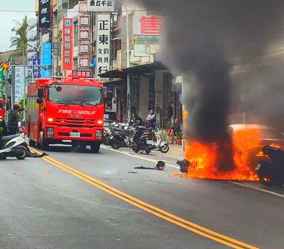 <em>酒駕</em>騎士撞違規行人釀火燒車　行人昏迷、騎士燒燙傷