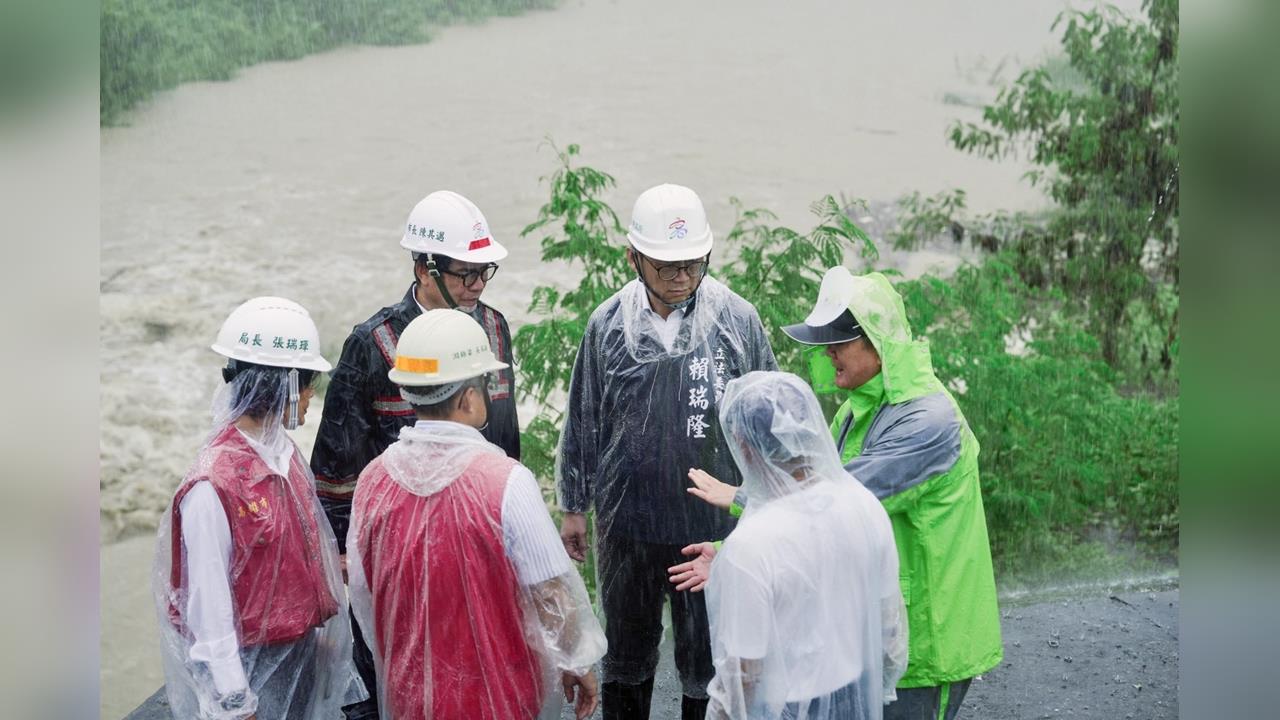 快新聞／旗山美濃豪雨停班課！賴瑞隆趕赴現場勘察　籲市民防災提高警覺