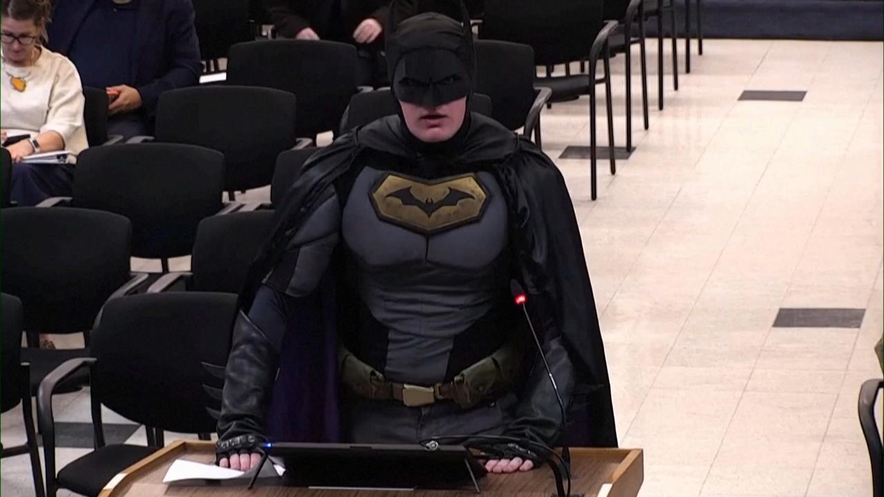 反對ICE執法　加州男扮蝙蝠俠現身NFL超級盃痛斥官員