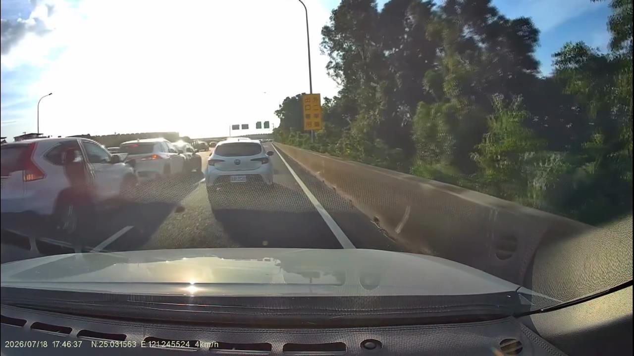 怪！小客貨車追撞計程車　2男下車竟翻護欄落跑
