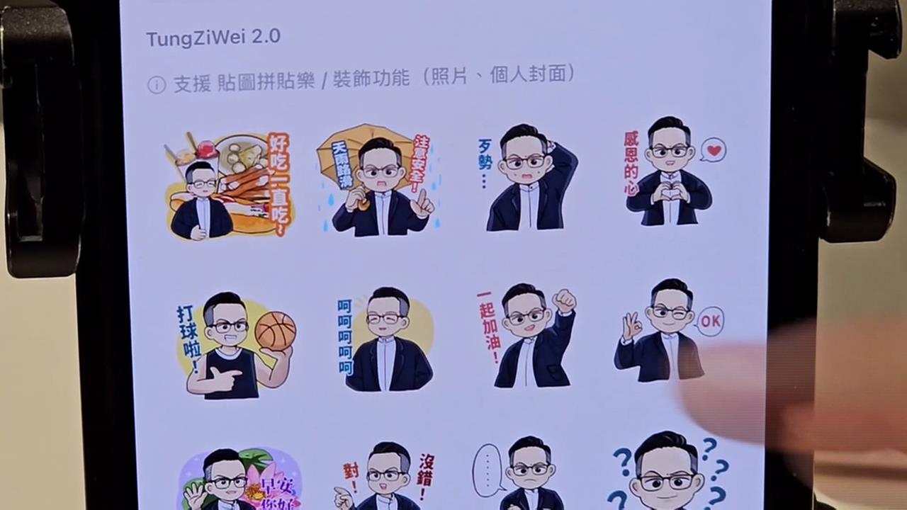 謝國樑.童子瑋同場不同台　童子瑋推Q版貼圖