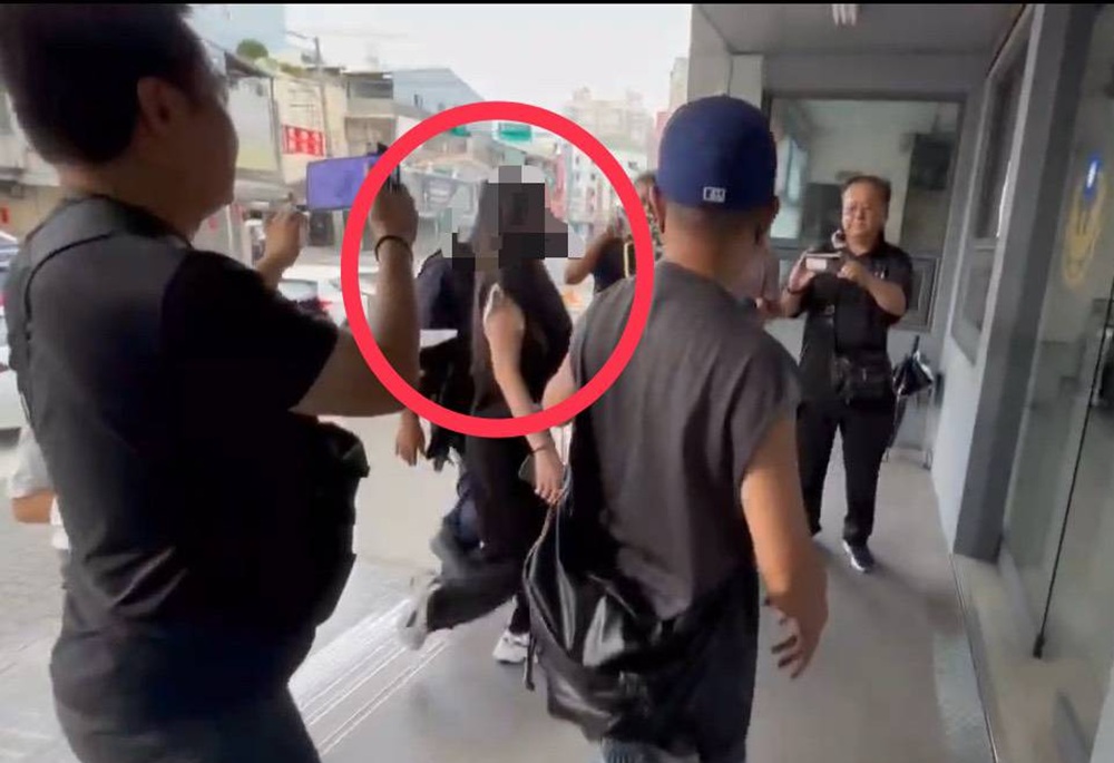 長髮女超商撒潑摔酒瓶+噴啤酒 網友拳頭硬了:沒家教不要出門