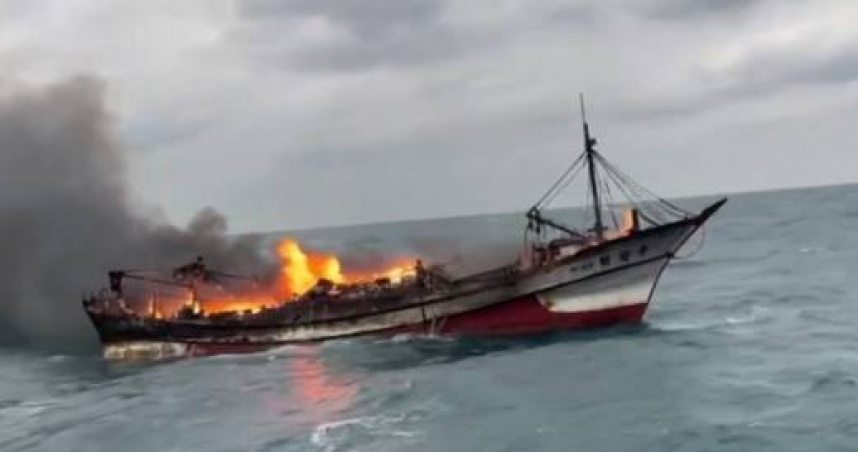 海上驚魂!基隆昇發財168號漁船爆炸起火 父子海上相救8人跳船