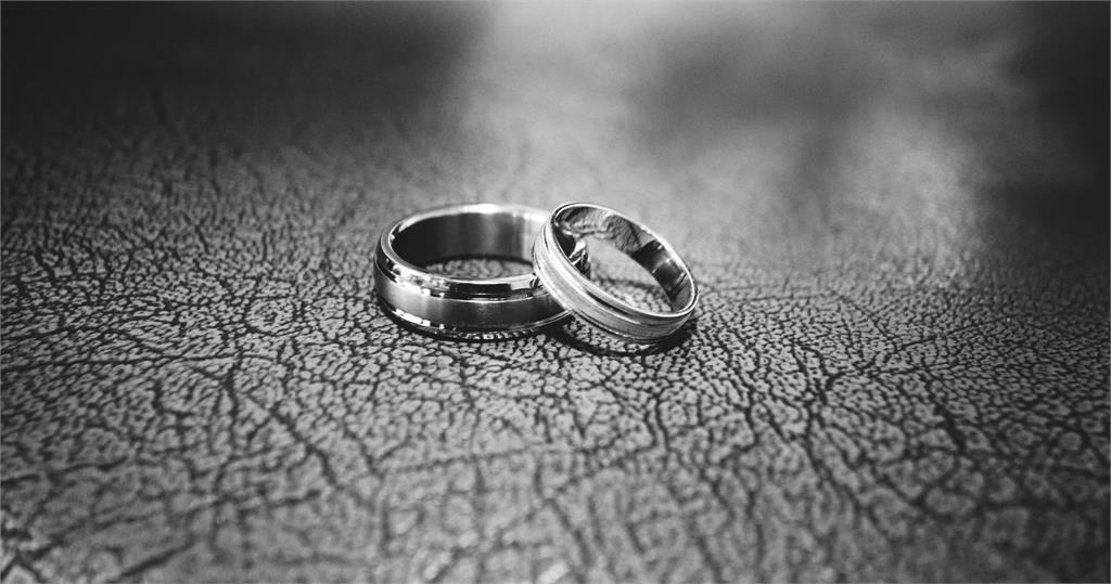 未婚妻開口「1百萬大小聘」！1要求他傻眼網嘆：婚禮其實跟葬禮一樣