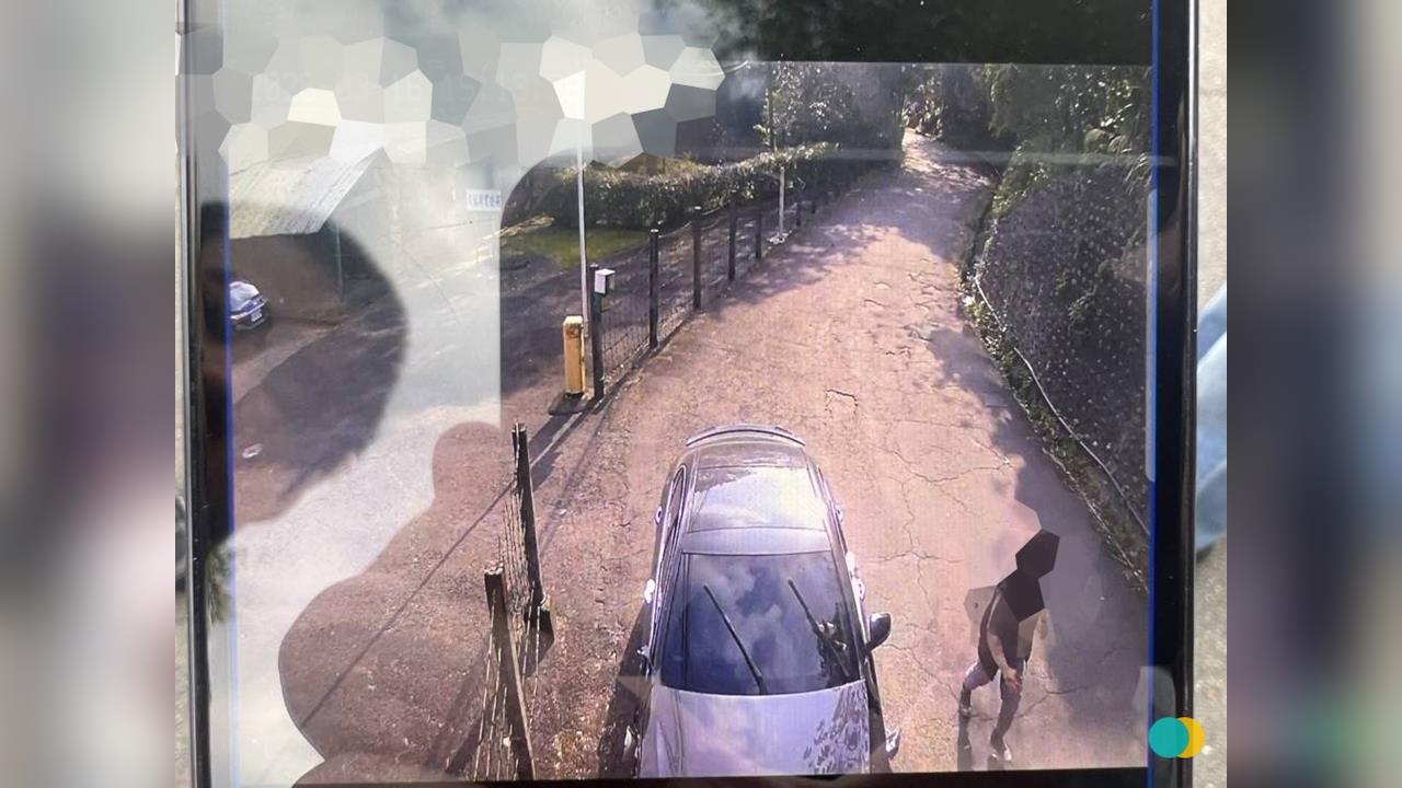 快新聞/通緝犯開車撞人「棄車逃逸」 三峽警連開2槍追捕畫面曝