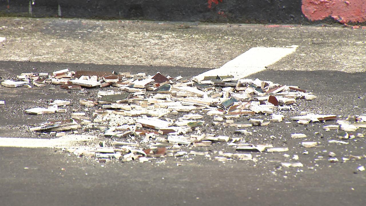 天冷下磁磚雨！老舊公寓外牆爆裂　大片磁磚從６樓砸下