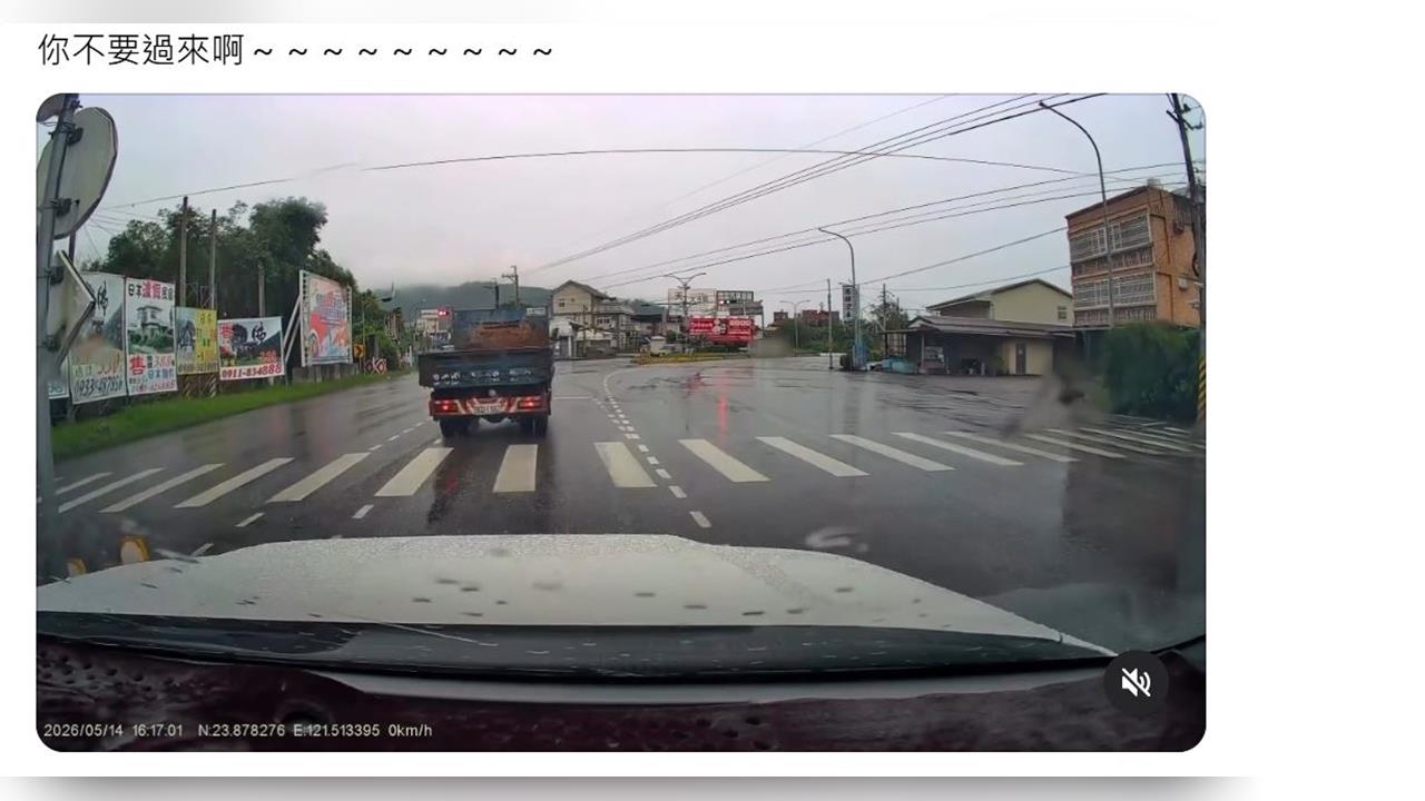 天雨路滑! 花蓮小貨車過彎打滑 路口"180度大甩尾"煞停