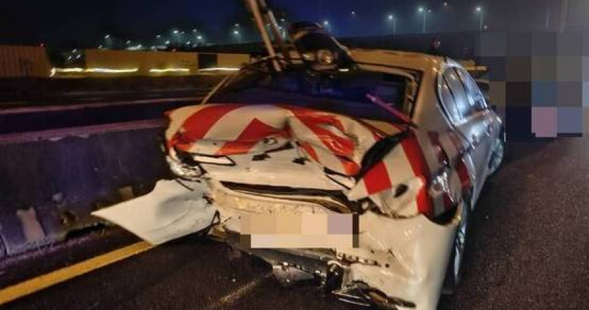 凌晨驚魂!國道警車執勤遭追撞 車尾全毀畫面曝光