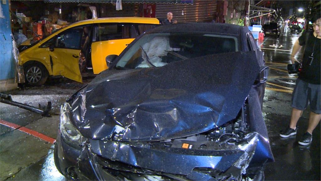 轎車、計程車路口擦撞 兩車6人受傷幸無大礙