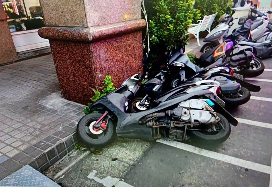 賠慘了！老翁停車忘記「這動作」連撞14輛機車