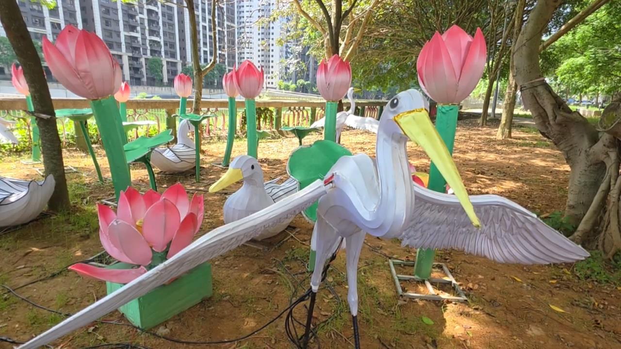桃園龜山滯洪池花燈造景怪怪的　蓮花搭配「白鳥」挨批「像這個」