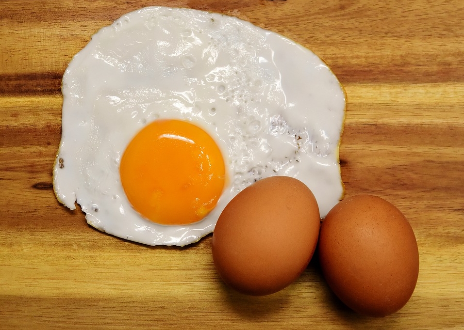 煎荷包蛋只會放油？老饕傳授「多加1物」：形狀完整不沾鍋！