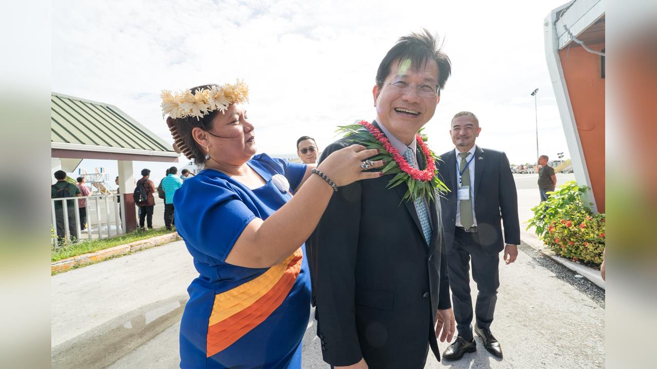 快新聞/賴總統特使!林佳龍旋風抵達馬紹爾群島 率產業團拚經貿合作