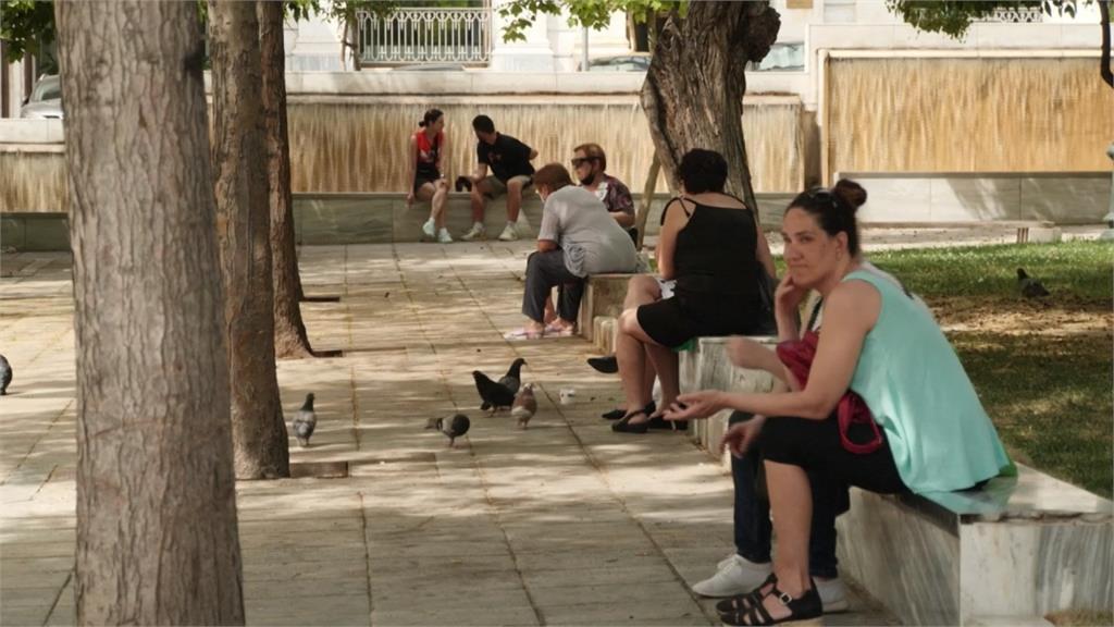希臘、以色列疫情趨緩 海灘擠滿消暑人潮