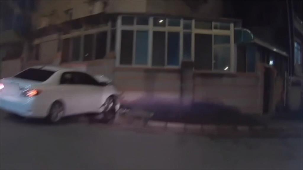 玩命？未成年載同事拒檢飆　被警開槍自撞民宅