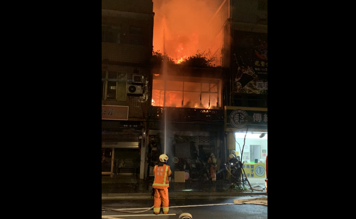 快新聞／鄰居聽見爆炸聲以為下大雨！ 桃園民宅今晨大火釀1死 5人救出1人送醫