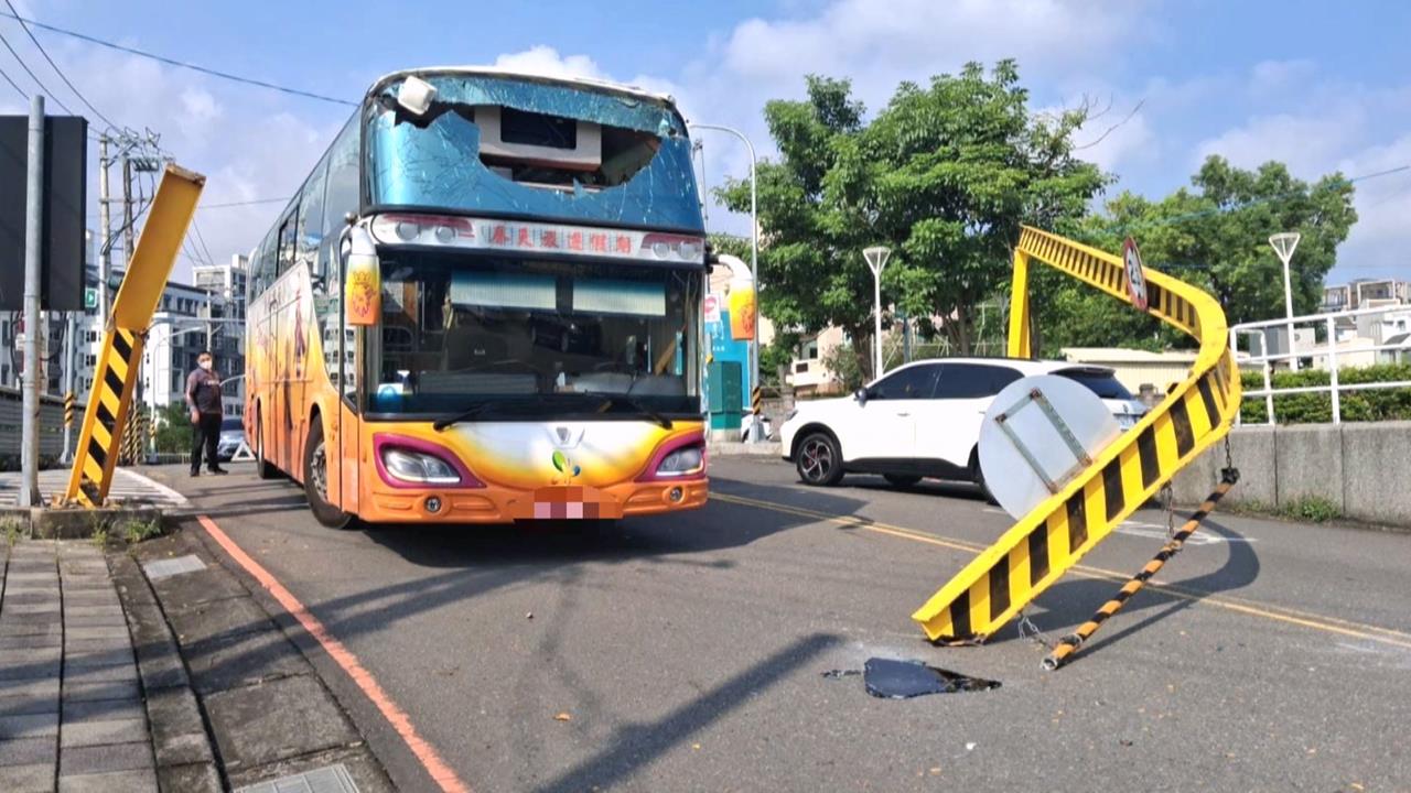 不熟路況！遊覽車闖涵洞撞斷限高桿　交通一度塞車