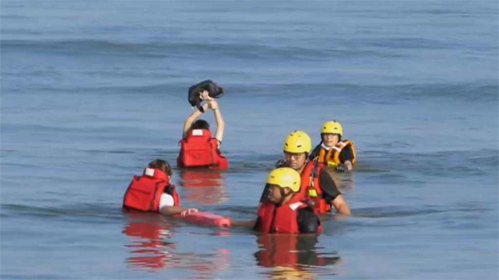 2台中女海邊踏浪險....下秒「淹上頸部」受困  救難人員搶救